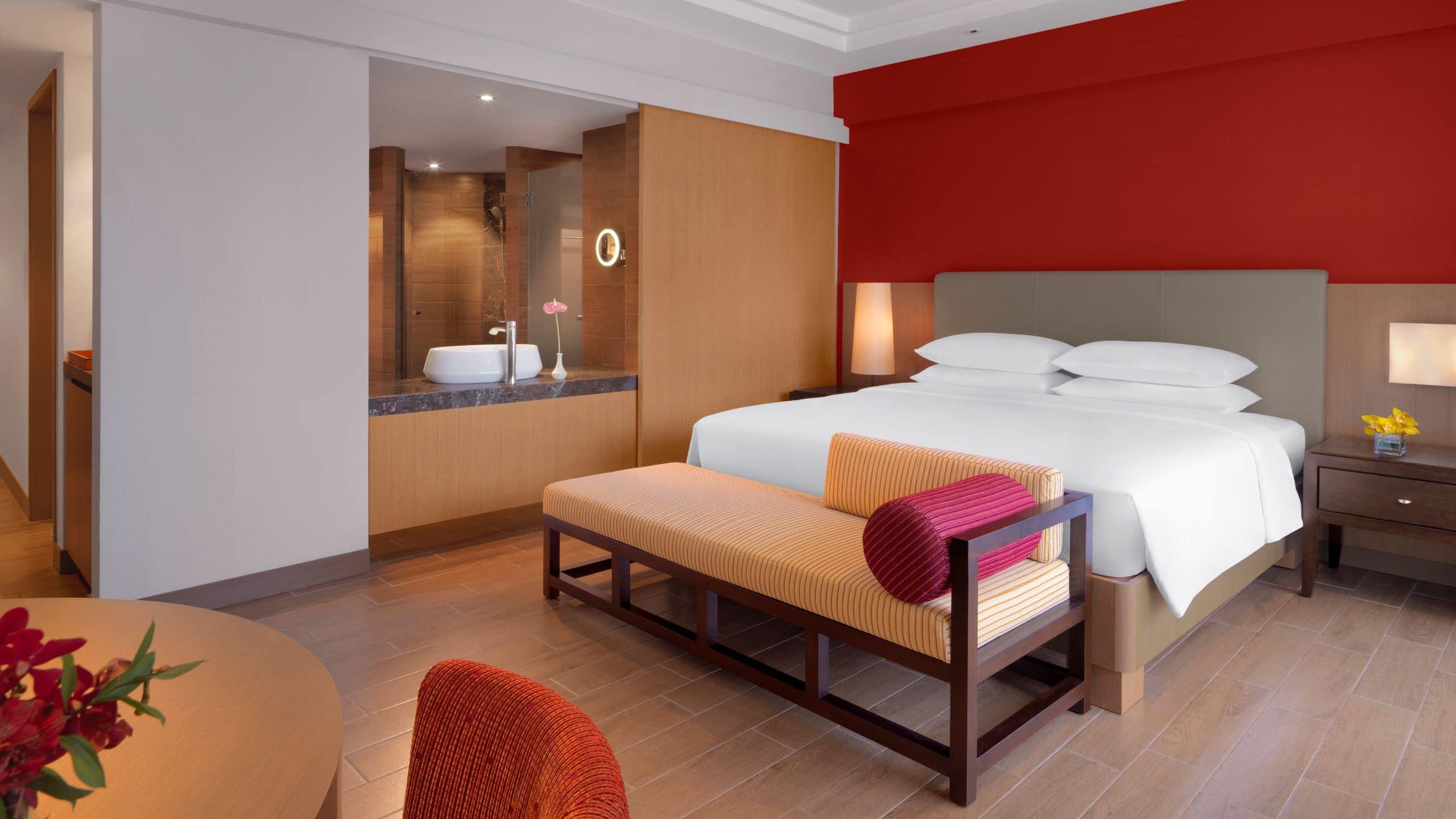 Hyatt Regency Kuantan Resort Esterno foto A bedroom at the hotel
