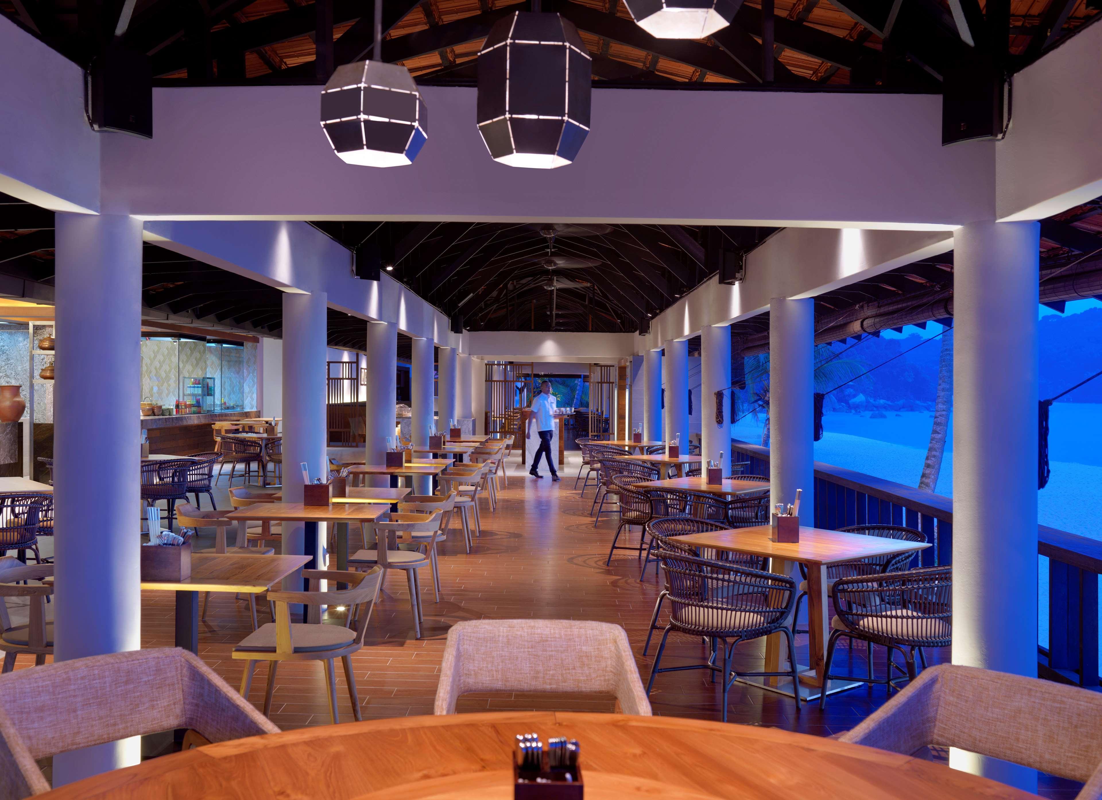 Hyatt Regency Kuantan Resort Esterno foto The restaurant at the aquarium