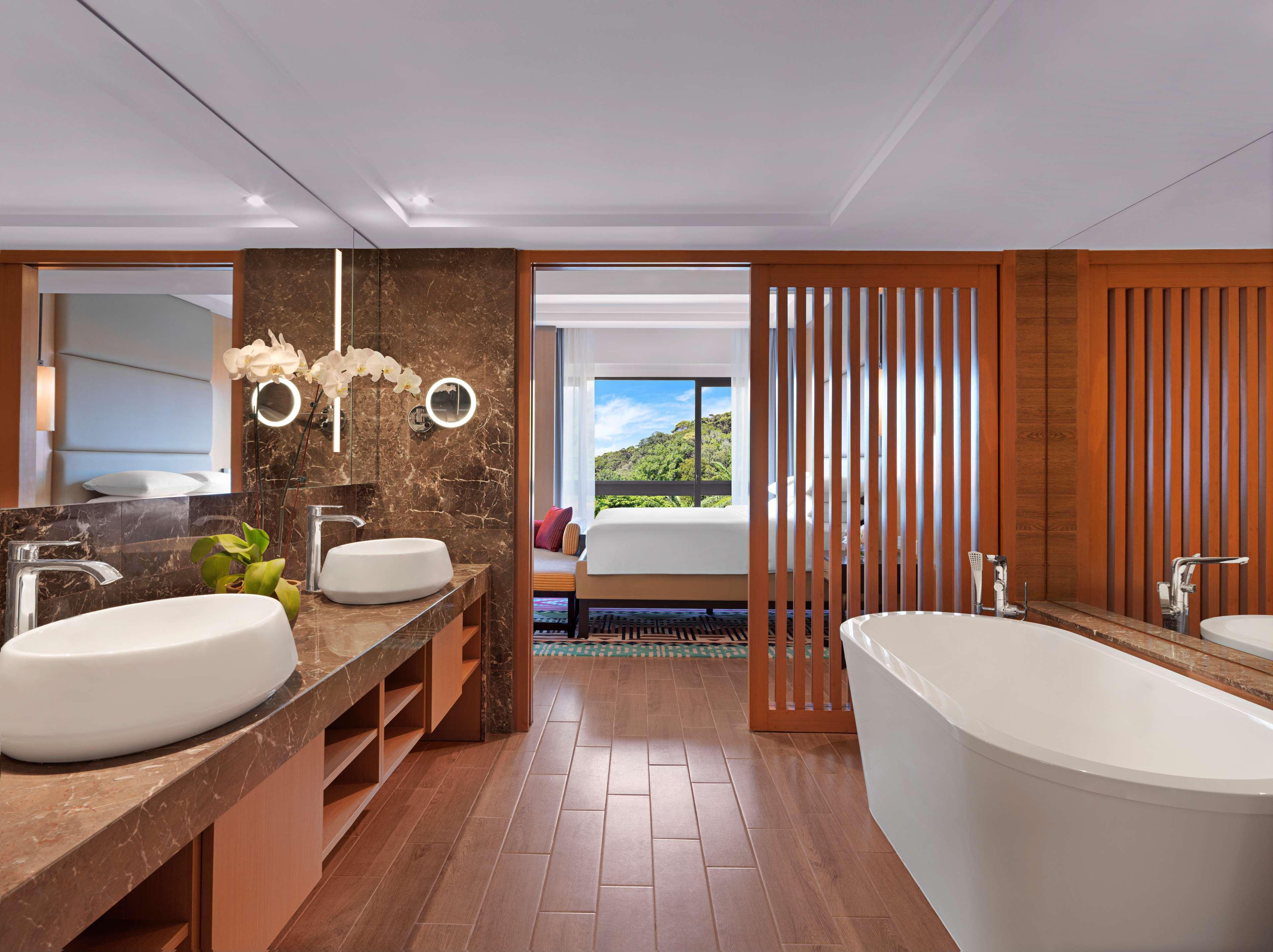 Hyatt Regency Kuantan Resort Esterno foto Deluxe Suite bathroom
