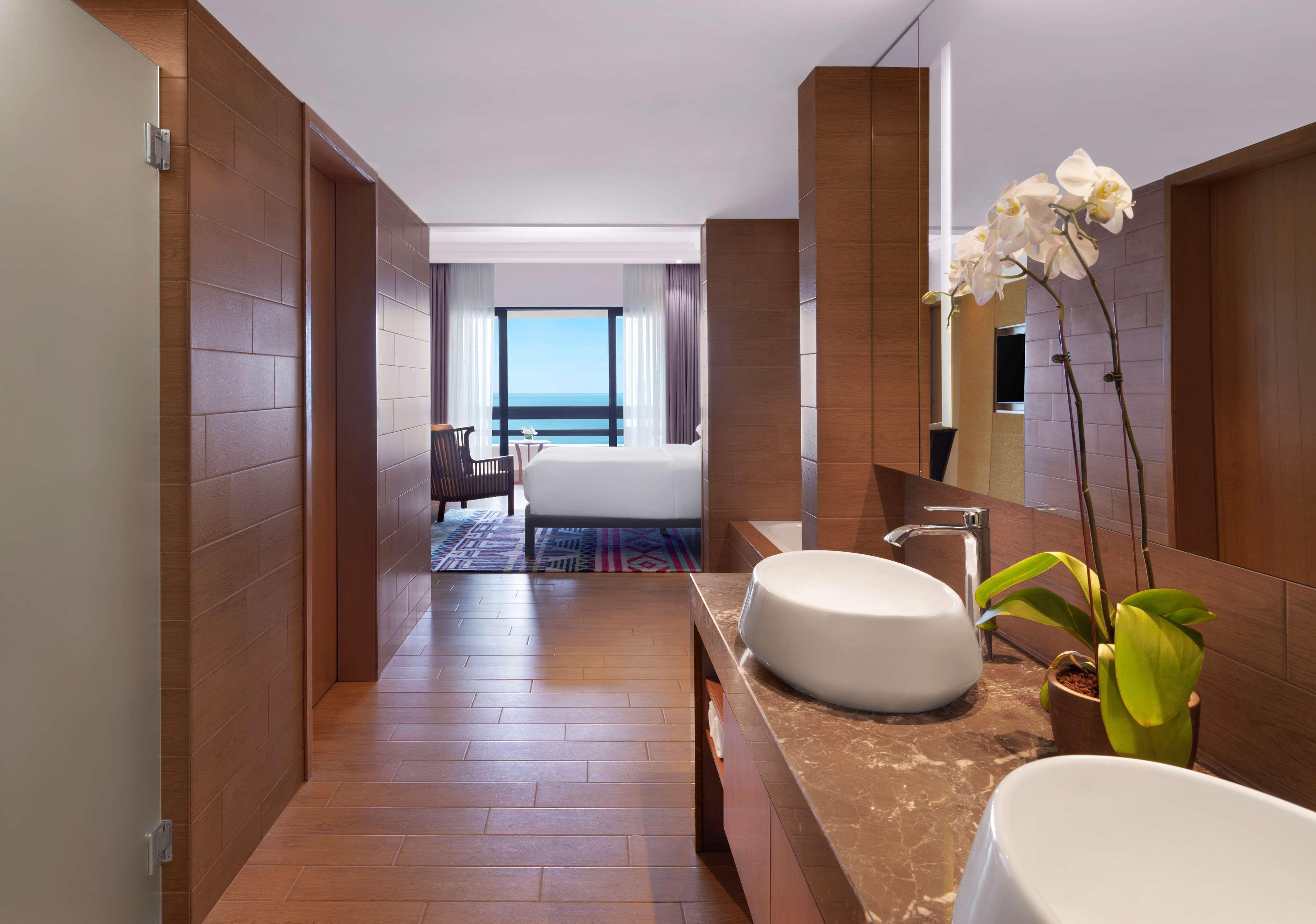 Hyatt Regency Kuantan Resort Esterno foto A bathroom at the hotel