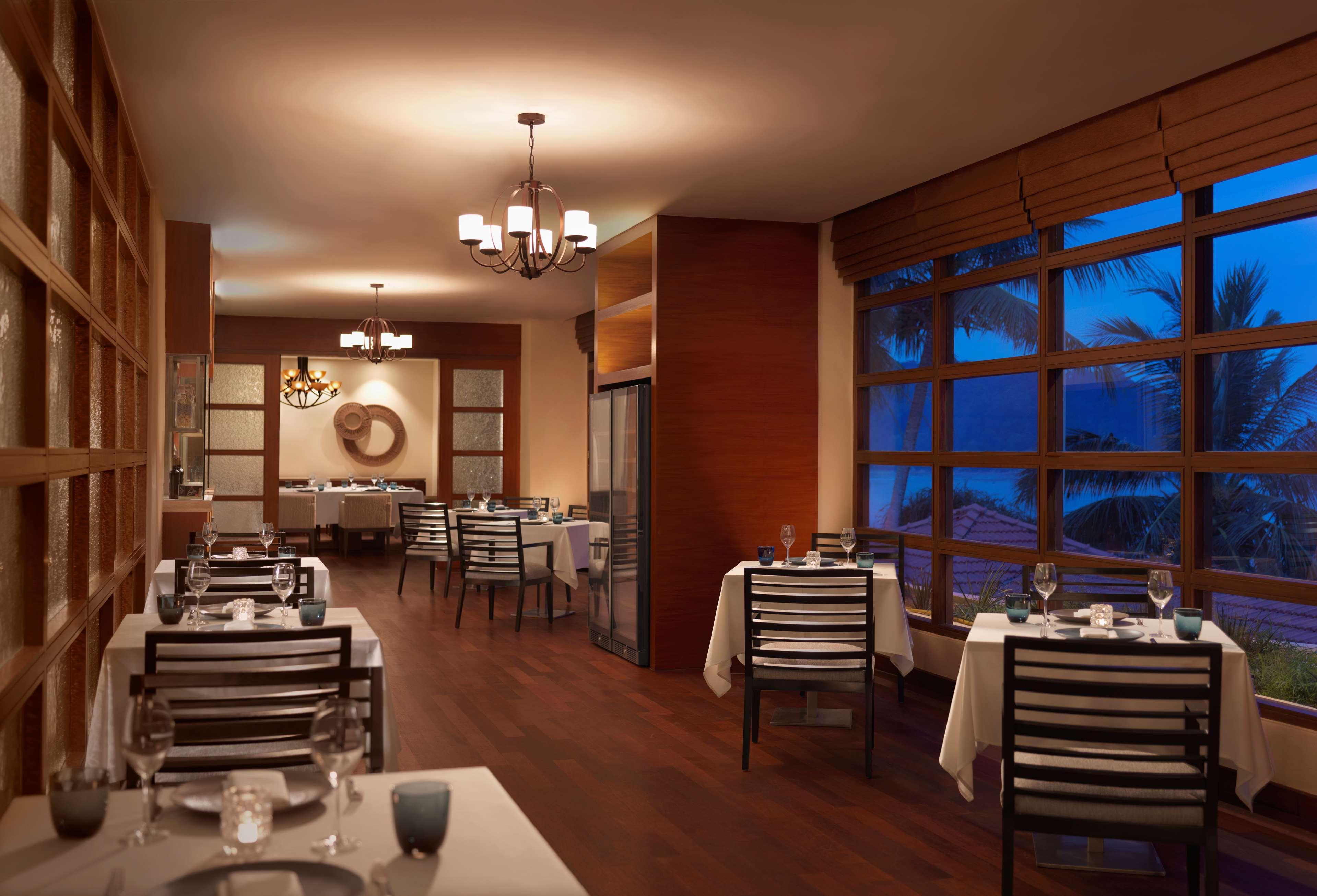 Hyatt Regency Kuantan Resort Esterno foto Restaurant at the Taj Bengal