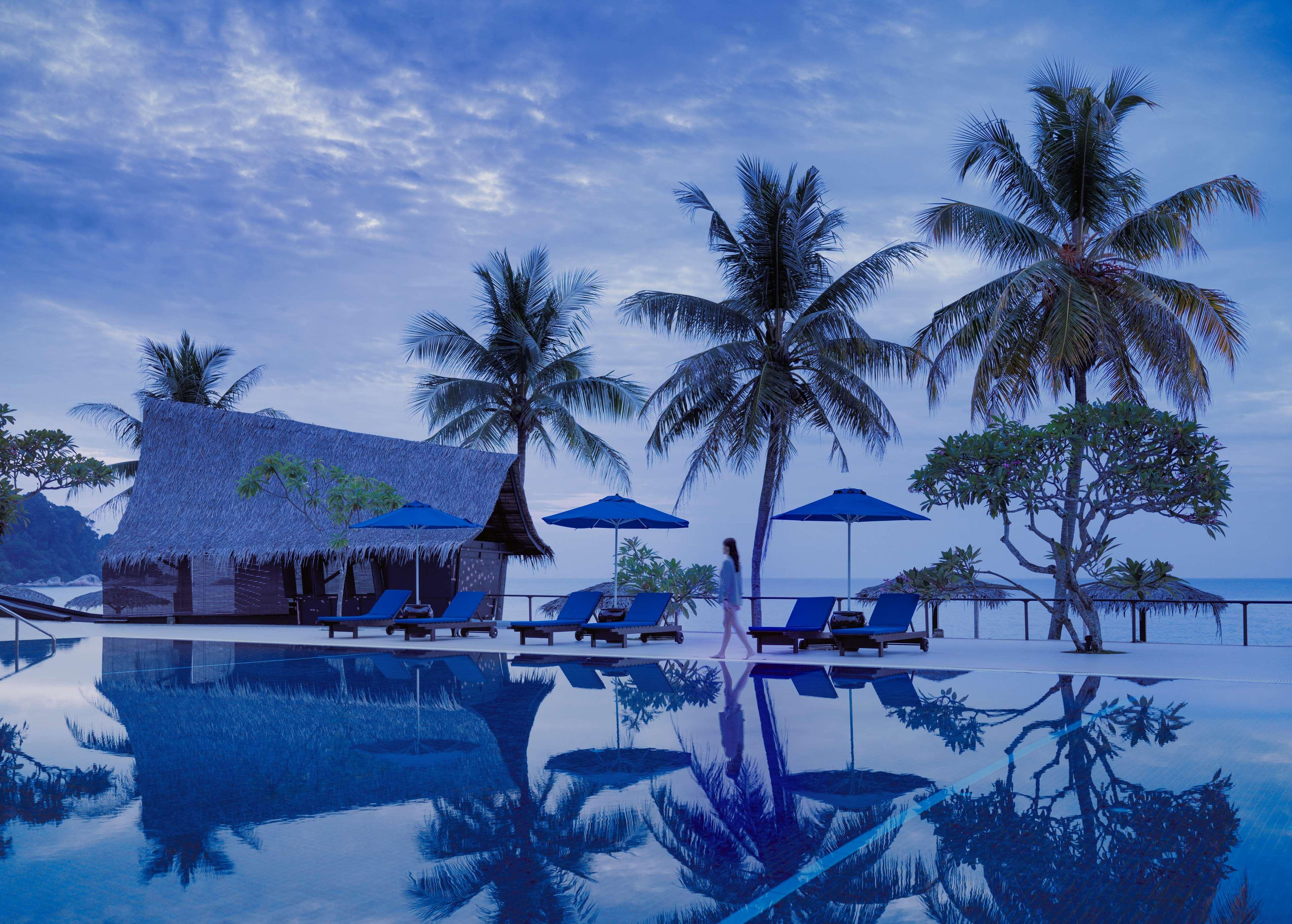 Hyatt Regency Kuantan Resort Esterno foto The resort's infinity pool