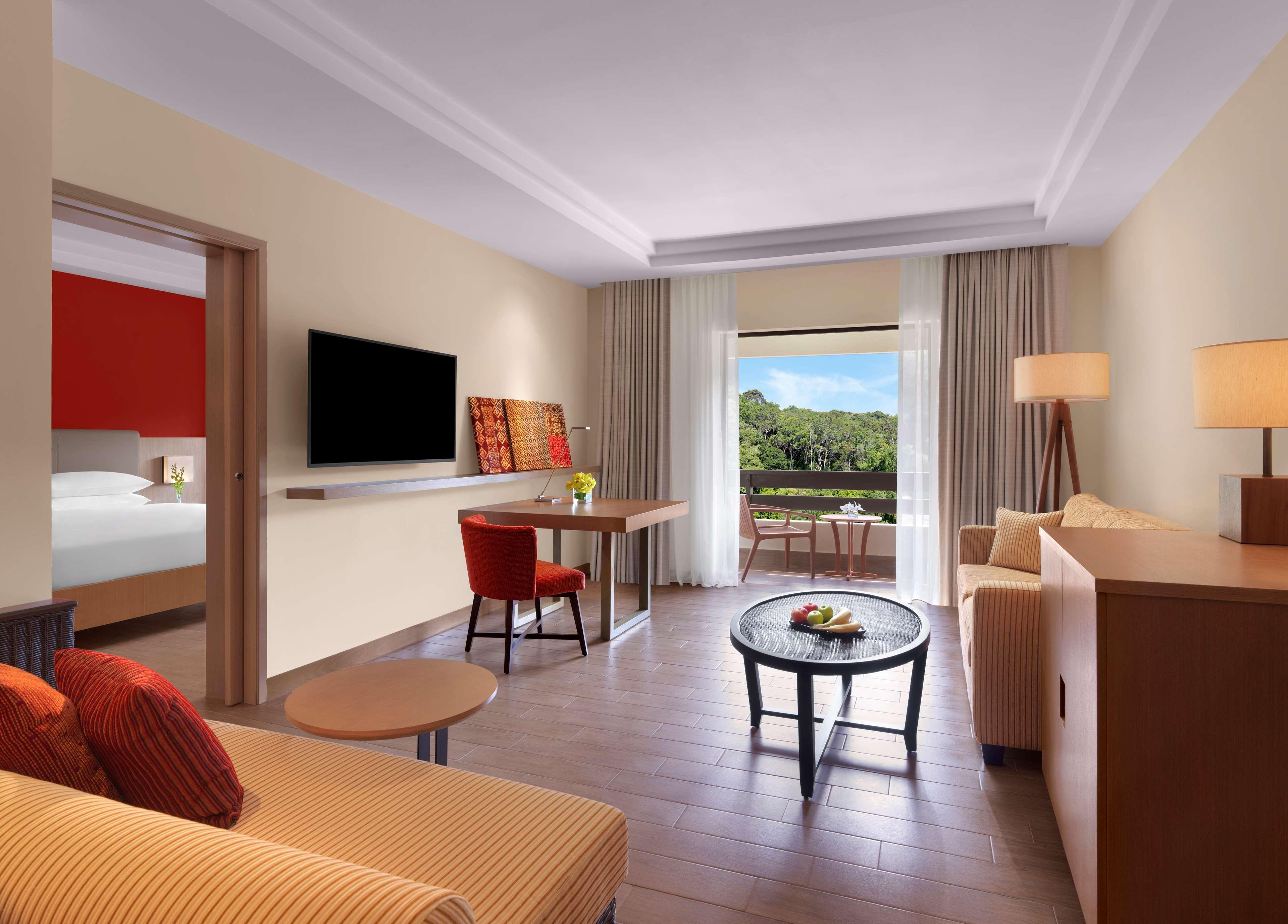 Hyatt Regency Kuantan Resort Esterno foto A suite at the Hilton Athens