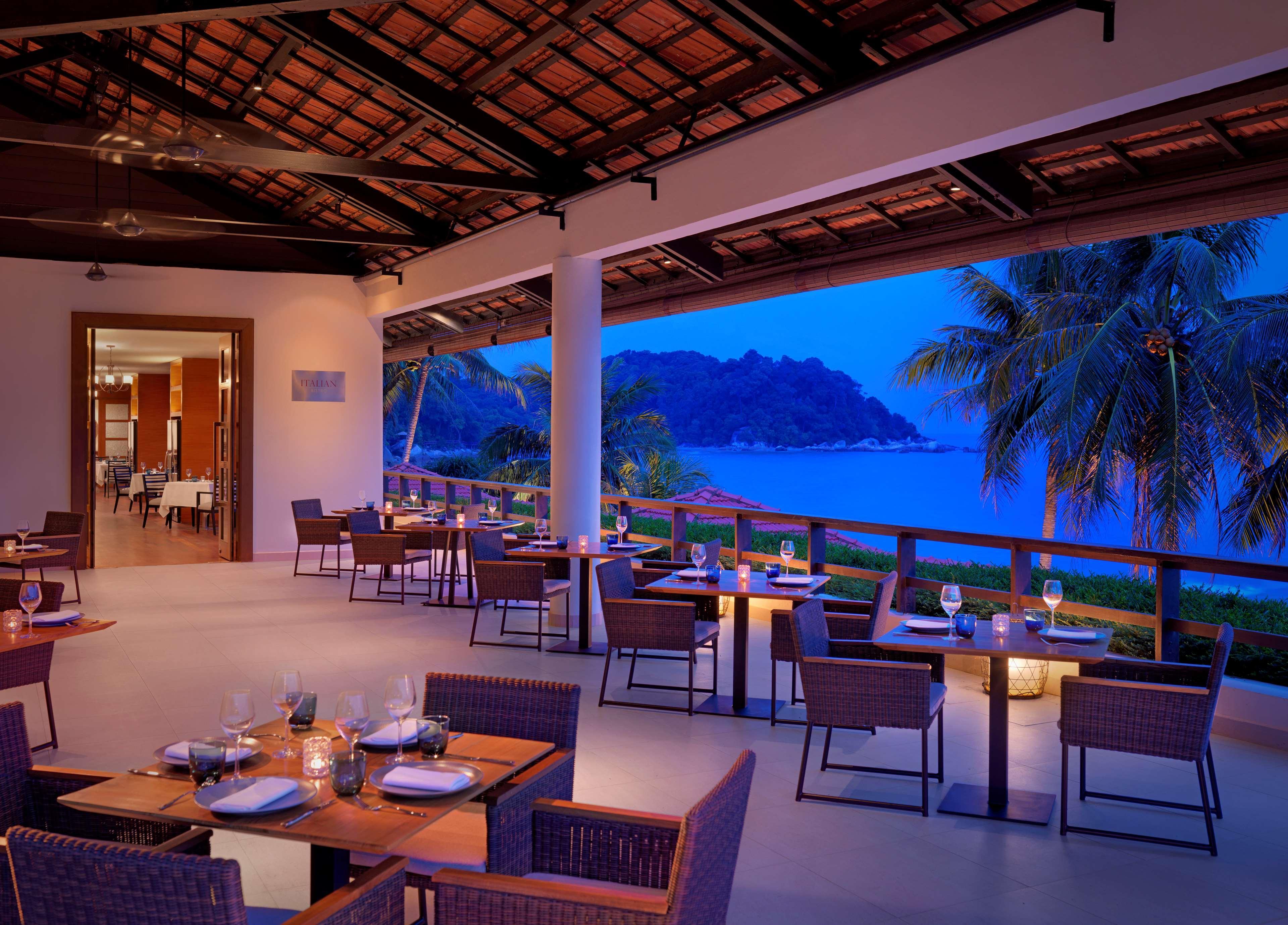 Hyatt Regency Kuantan Resort Esterno foto The Deck
