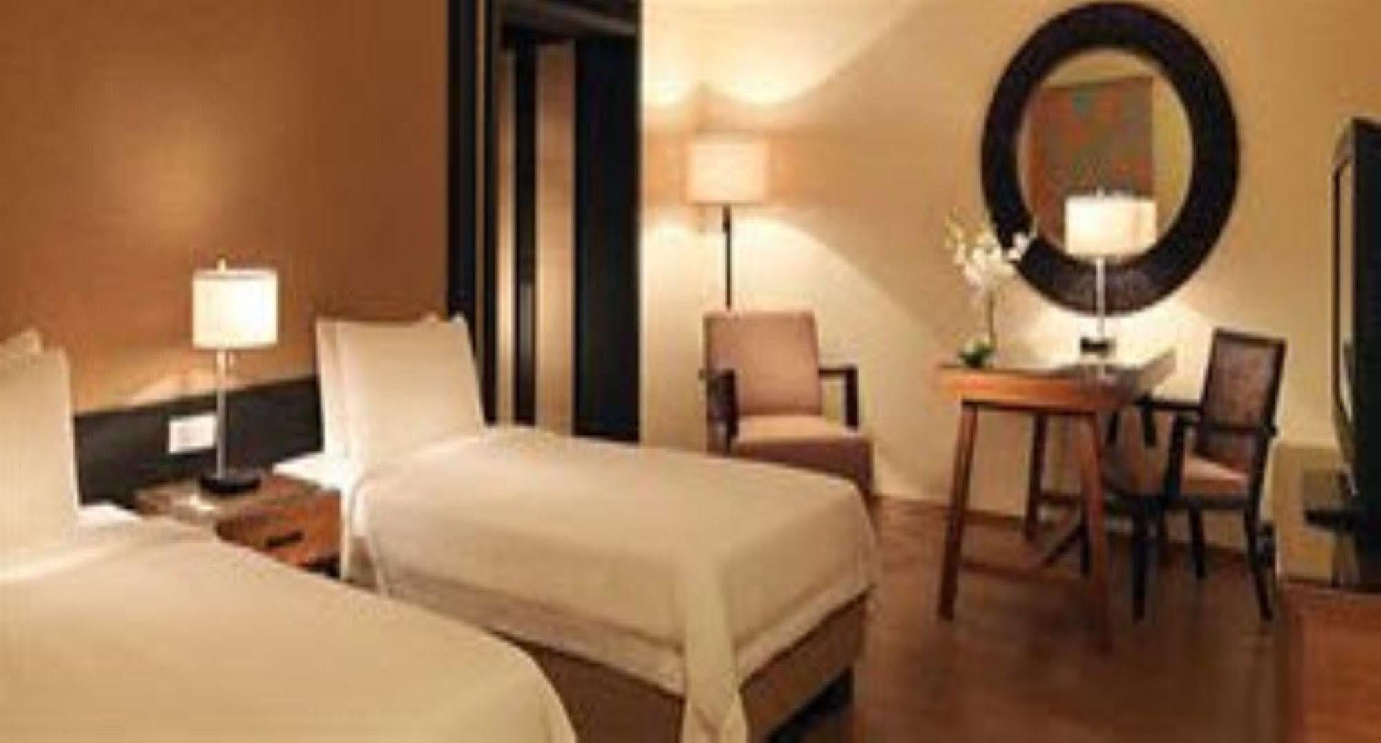 Hyatt Regency Kuantan Resort Esterno foto A room at the hotel