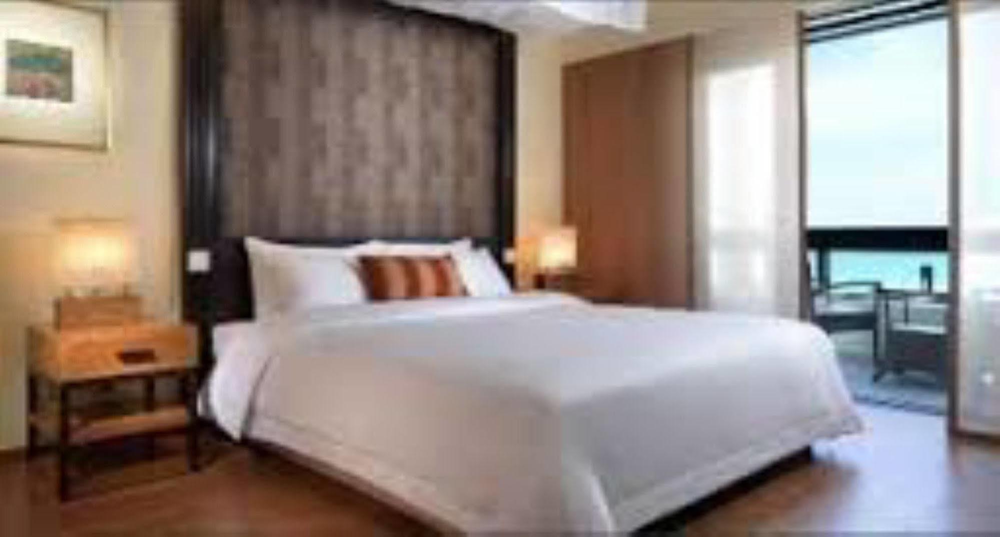 Hyatt Regency Kuantan Resort Esterno foto A bedroom at the hotel