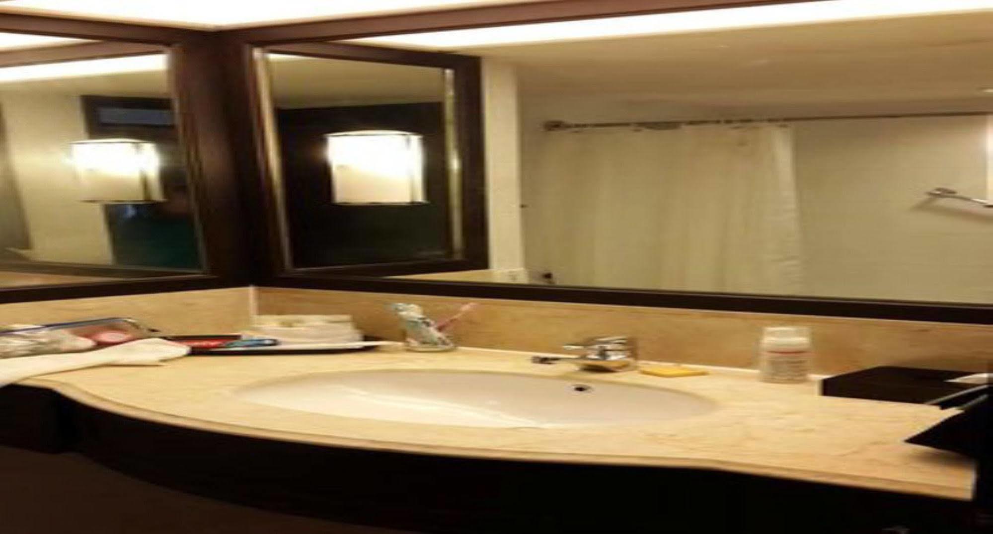 Hyatt Regency Kuantan Resort Esterno foto Bathroom in a hotel