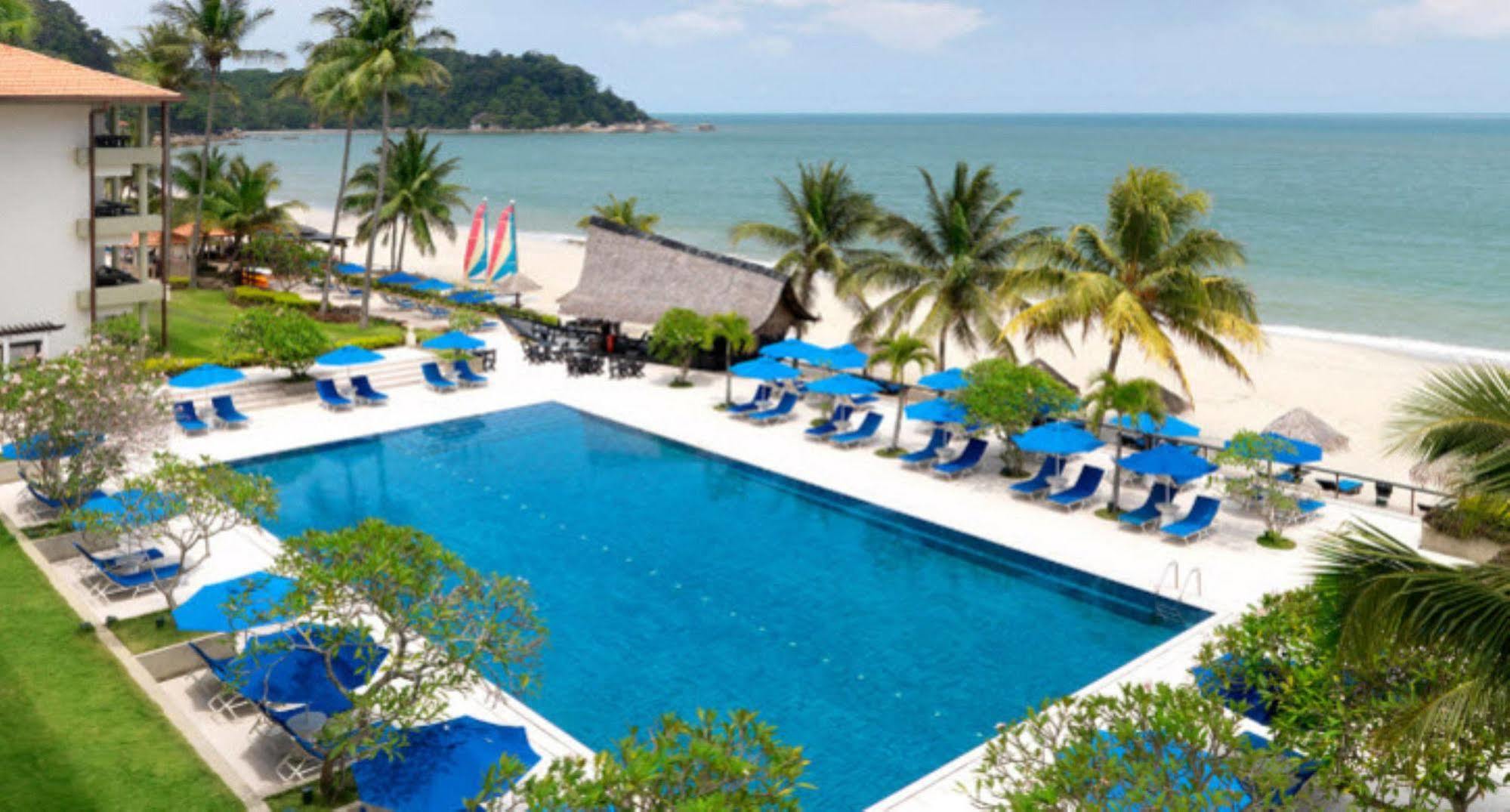 Hyatt Regency Kuantan Resort Esterno foto The swimming pool at the resort