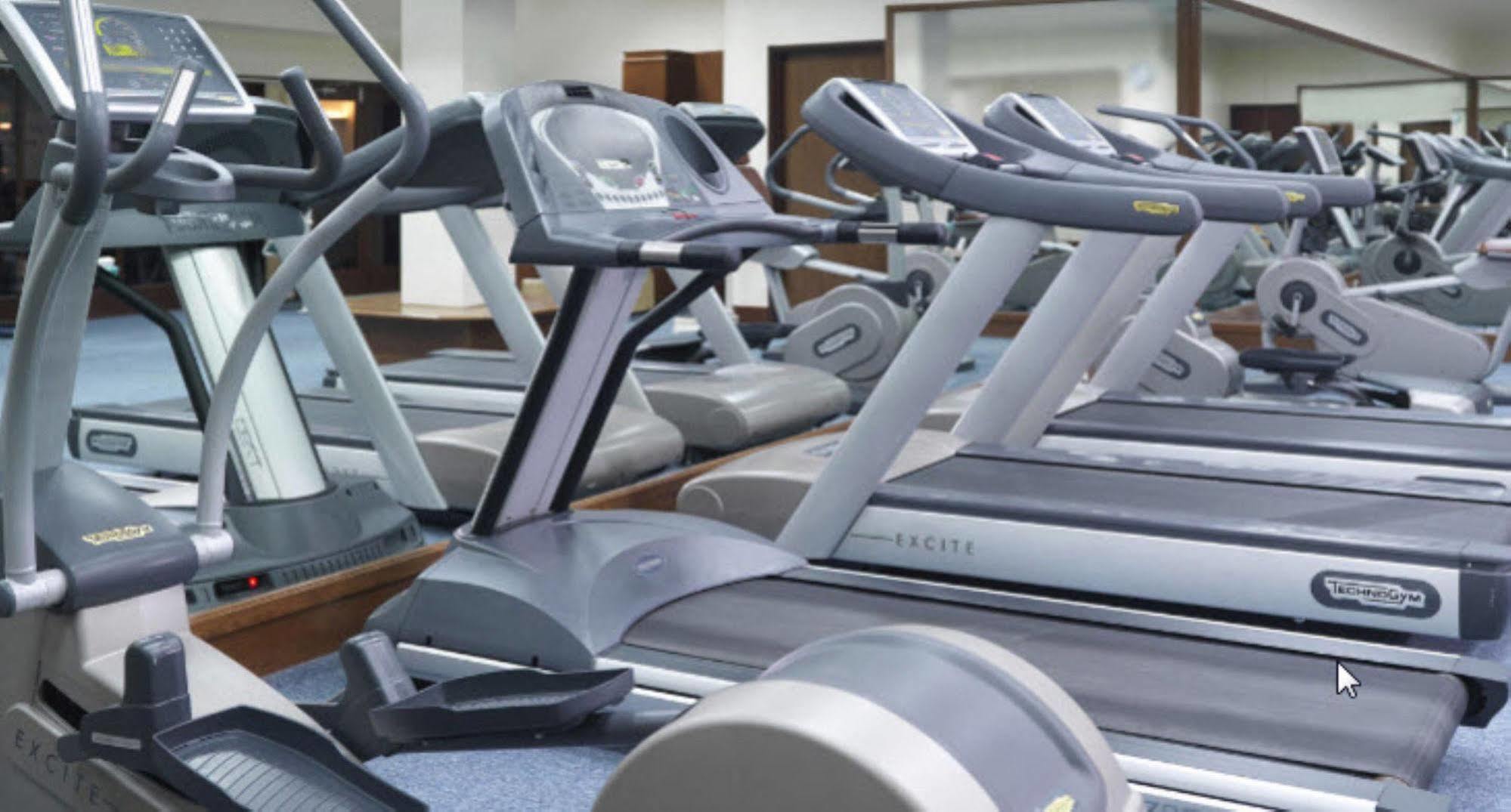 Hyatt Regency Kuantan Resort Esterno foto Treadmills in a gym
