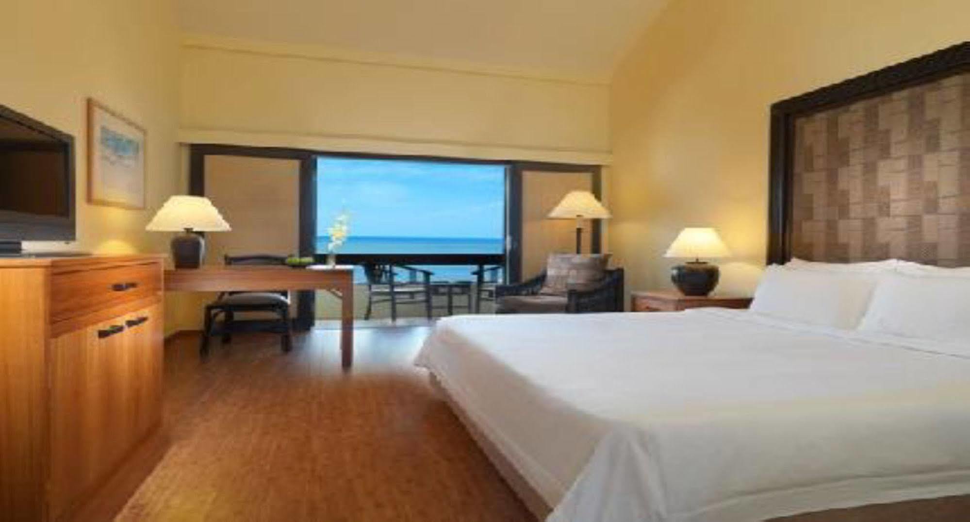 Hyatt Regency Kuantan Resort Esterno foto A room at the hotel